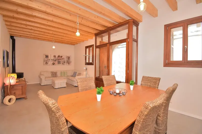 Discover this exceptional opportunity in the historic center of Artà: a charming village house with a holiday license for 12 guests — photo 8