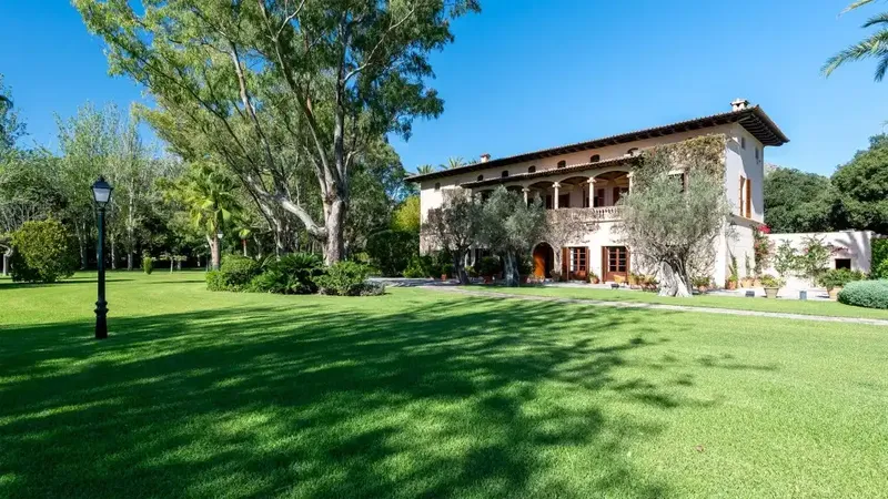 This spectacular property, of noble and authentic character, is located in a quiet valley of the Sierra de Tramuntana, a short distance — photo 9