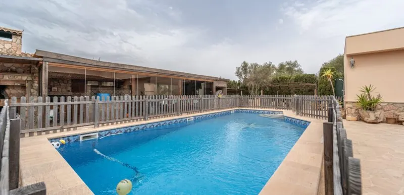 Independent chalet with sea views in Portocolom: 490 m² and pool — photo 8