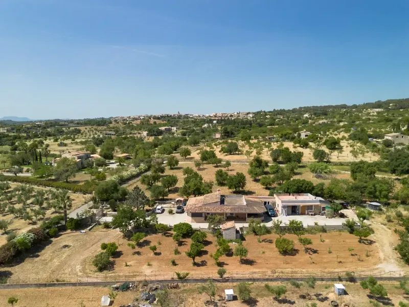 In an environment of absolute tranquility, on the outskirts of the charming village of Moscari, lies this magnificent rustic estate that combines — photo 2