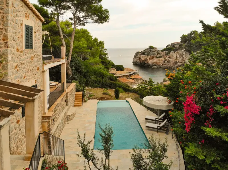 On the northwest coast of Mallorca, in one of the most beautiful villages on the island, we present this wonderful rustic villa in Mallorcan style — photo 4