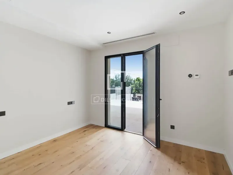 Located in the popular and charming village of Genova, this magnificent newly built villa impresses with its contemporary architecture — photo 11