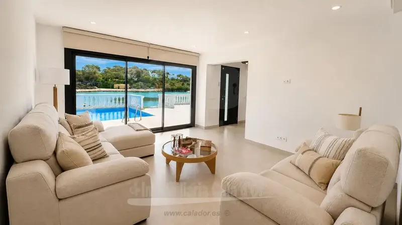 Situated on the first line facing the port of Portopetro, this villa stands out for its generous surface area, its wide views of the Mediterranean and — photo 6
