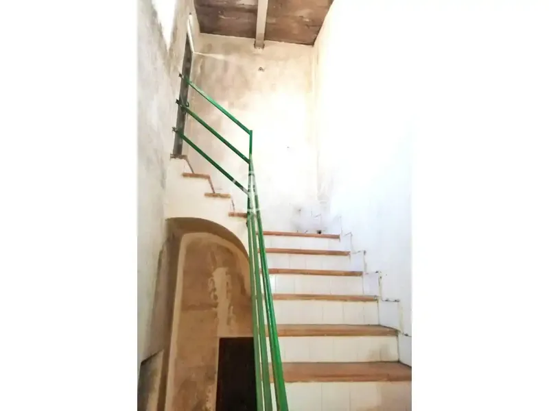 Discover this wonderful 418 m² townhouse in the quiet area of Ses Cadenes. It is distributed over three floors, ideal for a large family or investors seeking immediate profitability and expansion potential. — photo 10