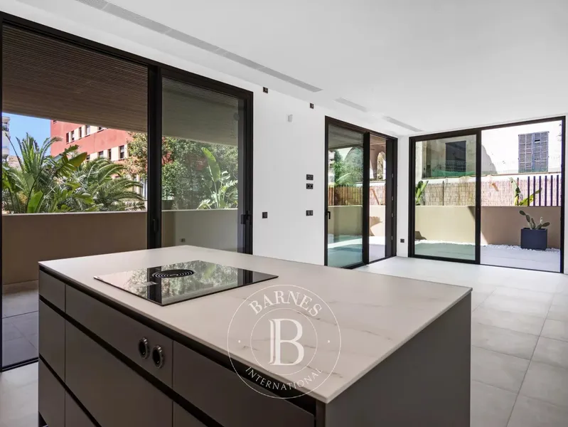 Elegant ground floor apartment with private garden and direct pool access — photo 4