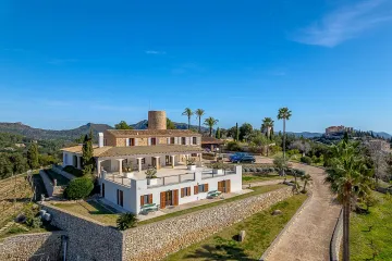 Exclusive estate: luxury villa with panoramic views, vineyard and pool — photo 1
