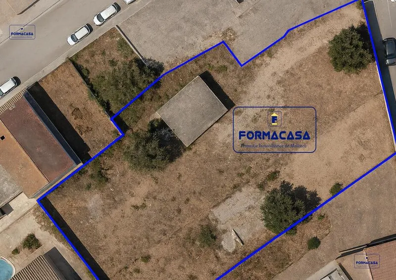 Urban plot with old building — photo 2