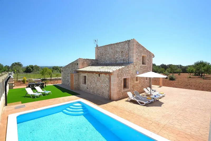 Enjoy the tranquility of the Mallorcan countryside in this beautiful finca with private pool, available for seasonal rental, located in — photo 1