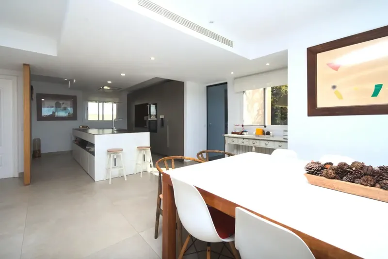 Discover an architectural gem in Palma, a magnificent duplex located in the prestigious Bonanova neighborhood. With its impressive 247 m2 — photo 7