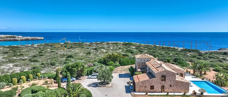 Unique finca-style villa in Porto Cristo on the beachfront set on a 50,000 m² lot — photo 3