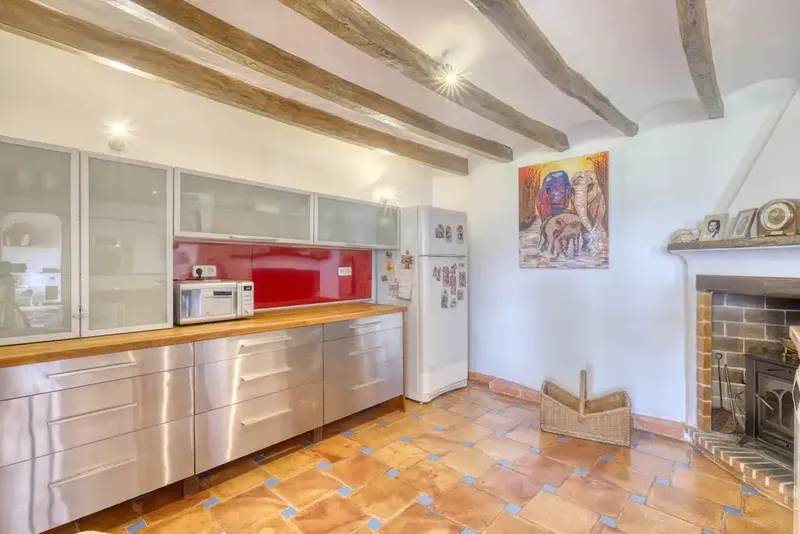 Situada en el pintoresco pueblo de Calvià, esta singular vivienda de estilo rústico se encuentra a un breve paseo del centro del pueblo, don — photo 3
