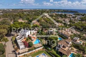 Ref. PRO227 – Unique villa with impressive architecture, spacious plot, paradisiacal garden with various terrace areas, garage, carport and large pool centrally located in Porto Petro — photo 2