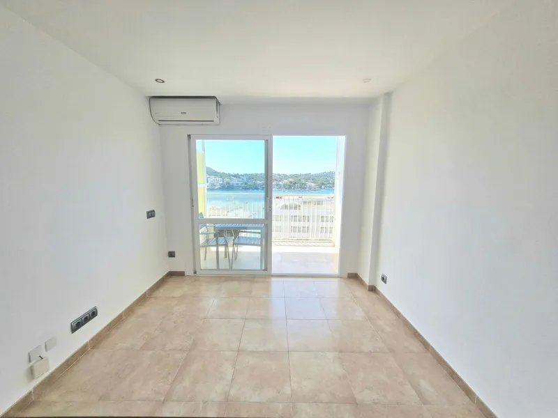 Seaview apartment with a terrace, second to the beach — photo 3