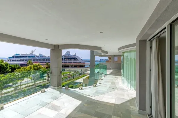 Elegant luxury apartment with views of the harbour and the sea — photo 1