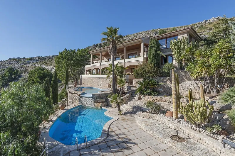 Luxury villa — photo 1