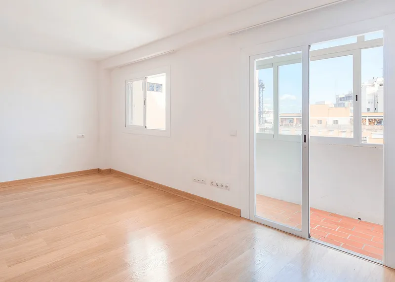 Apartment with Terrace in Need of Renovation Near Santa Catalina — photo 9