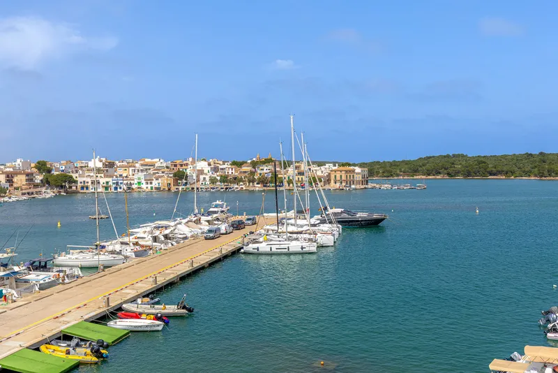 Penthouse in Portocolom - Large balcony with harbour views — photo 2