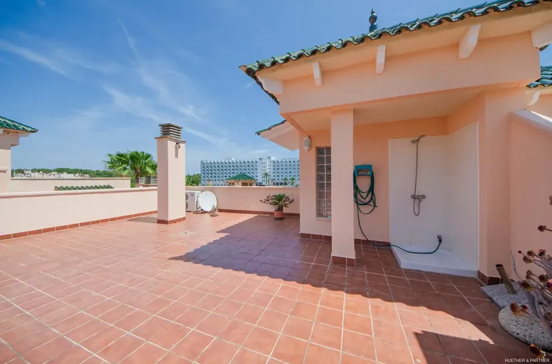 Penthouse near the beach with rooftop terrace and communal pool — photo 1