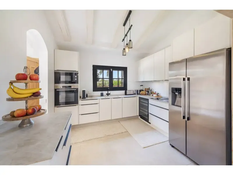 Located on a flat, sun-drenched plot of 8,300 m², this completely renovated finca perfectly combines Mallorcan charm — photo 11