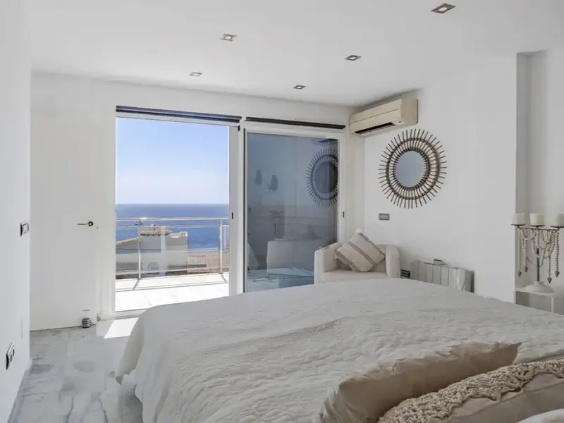 This beautiful south-facing apartment is located in a quiet urbanization of Cala Pi, just steps from the sandy beach. — photo 8