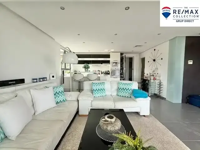 This beautiful penthouse occupies the top floor of a building with a communal pool and offers maximum privacy together with impressive views — photo 7