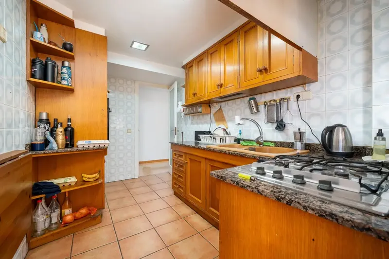 Discover this excellent opportunity to acquire a flat in Palma de Mallorca. Located on a fourth floor without a lift, this property has — photo 4