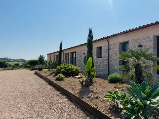 Discover this charming romantic finca located just 10 minutes from the vibrant city of Manacor and very close to the prestigious school — photo 1