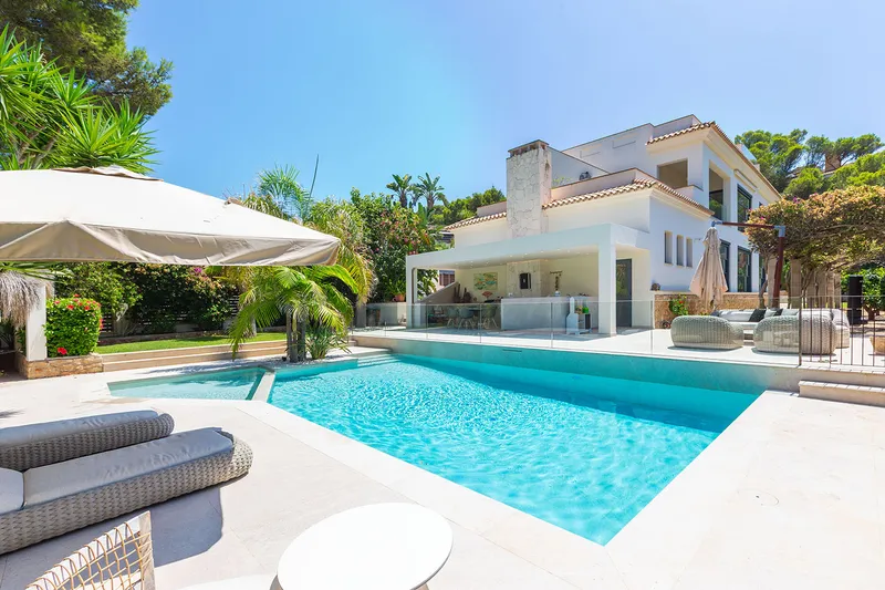Elegant villa with sea views and spacious outdoor area — photo 4