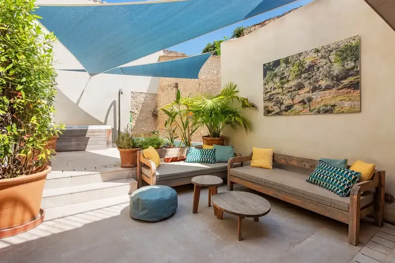 Situated in the heart of the charming historic center of Pollensa, this beautifully renovated townhouse perfectly combines character — photo 8