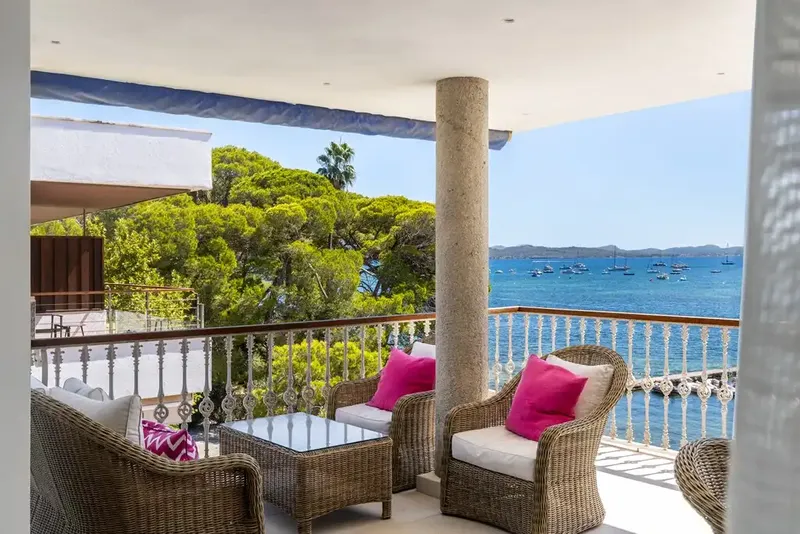 This beachfront apartment with a magnificent presentation is located on the famous Pine Walk and enjoys impressive — photo 9