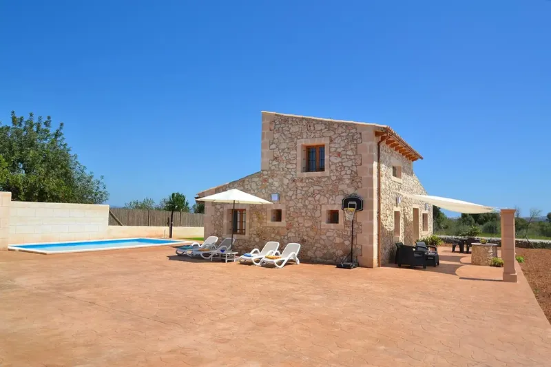 Enjoy the tranquility of the Mallorcan countryside in this beautiful finca with private pool, available for seasonal rental, located in — photo 3