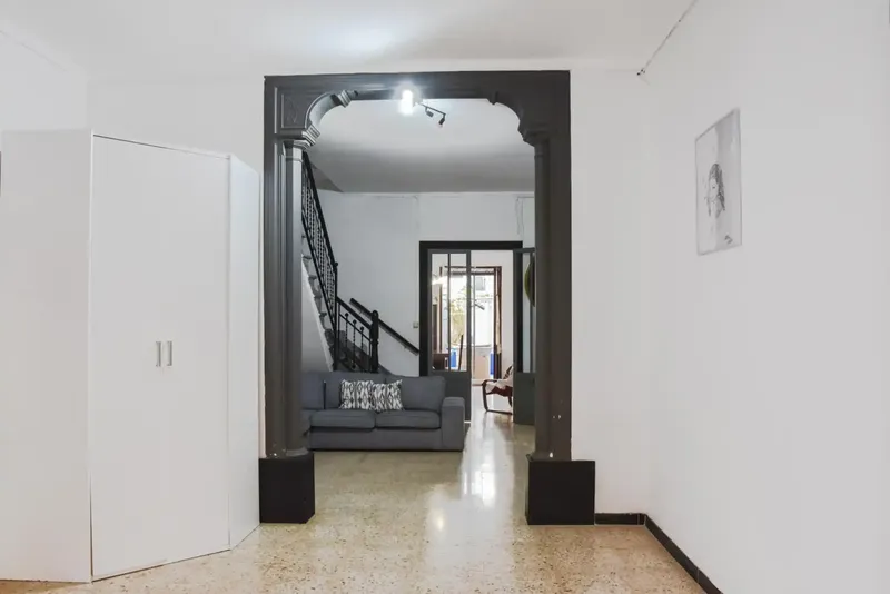 Discover this magnificent house with authentic Mallorcan character, located in the heart of the old town of Manacor, surrounded by shops, services and — photo 3
