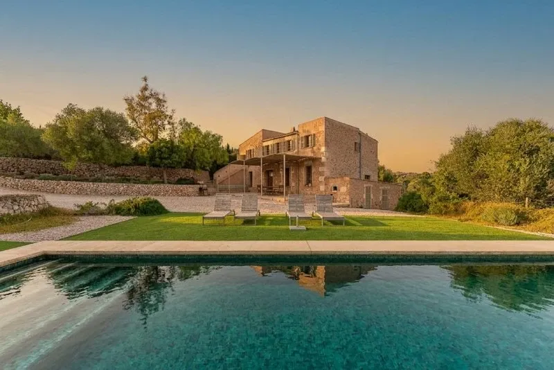 Renovated natural stone country house near Portocolom with heated pool and sea views — photo 1