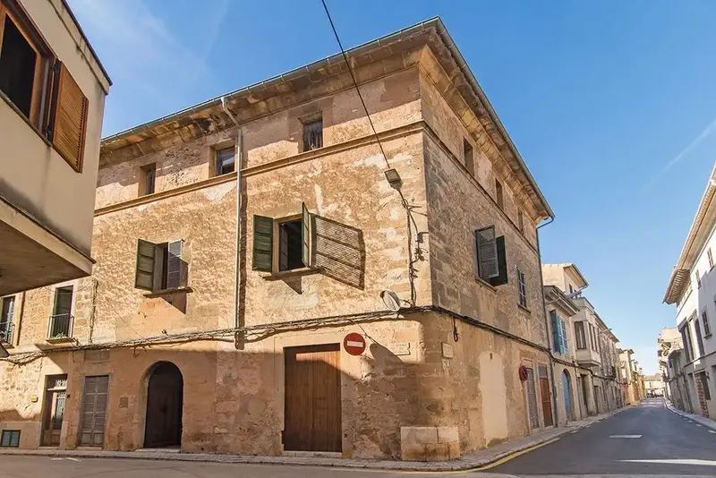 Beautiful historic property, formerly used as a pharmacy. It is located a few minutes from the center of Llucmajor. — photo 1