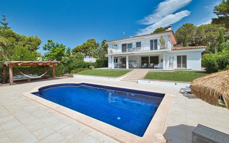 Family villa with a guest apartment and a large pool in a sought-after location in Santa Ponsa — photo 1