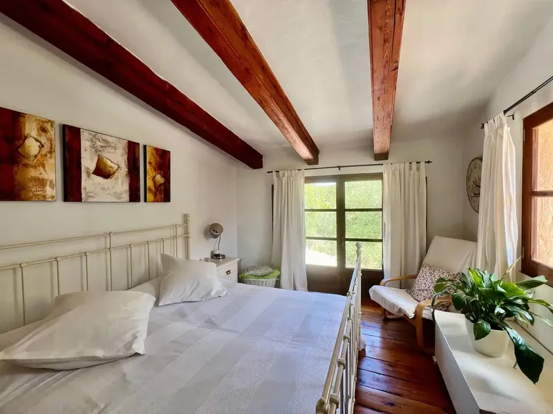 Discover this spectacular legal rustic house, completely renovated with lots of charm. Located on a plot of 3700m2, this property offers — photo 5