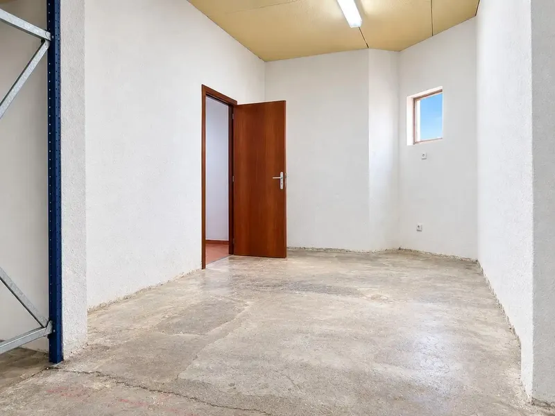 Spacious and bright corner property with facade and access to two streets — photo 8