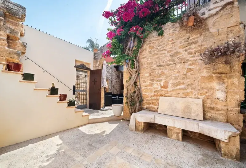 Exceptional house for sale in Alcudia, steps from the iconic historic wall, offering generous space — photo 1
