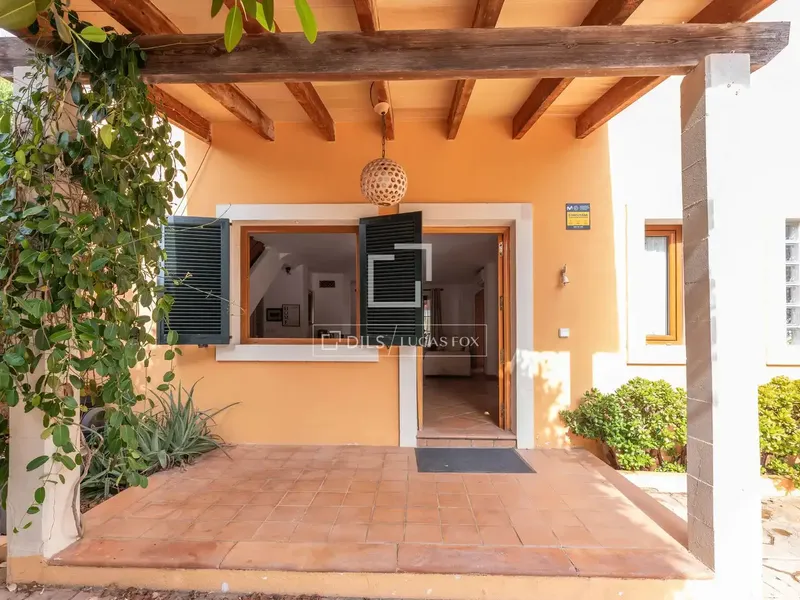 Located in the quiet residential area of Bahía Grande, this detached villa, approximately 175 m² built on a plot — photo 4