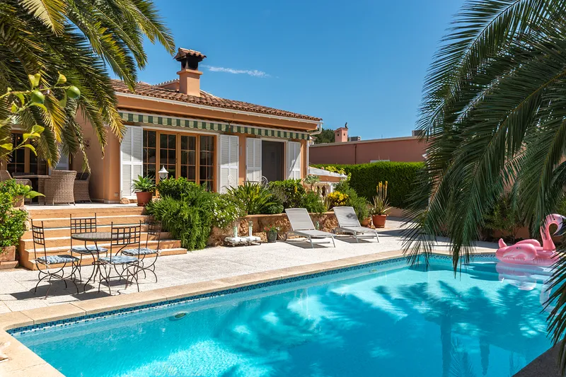 Mediterranean villa with pool, privacy and idyllic garden in a quiet location — photo 1