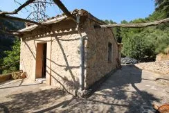 Olive grove in quiet area with semi-renovated little house — photo 1