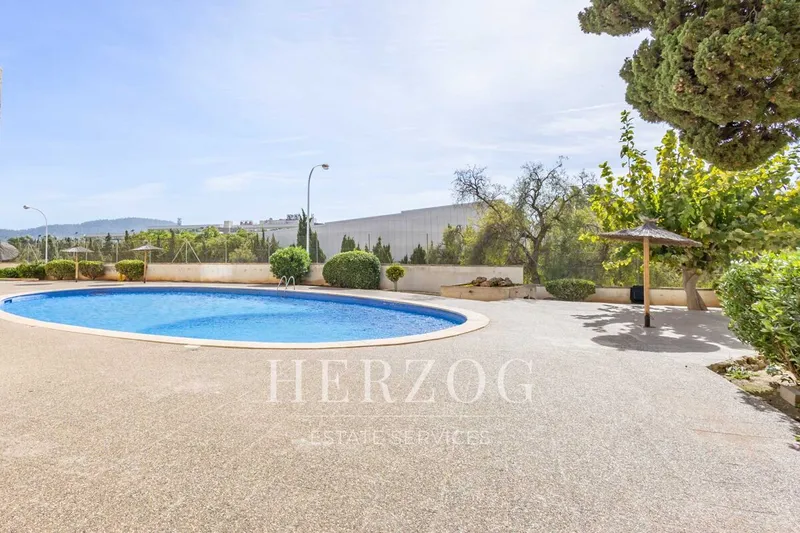 Apartment with pool for renovation in central Santa Ponsa — photo 1