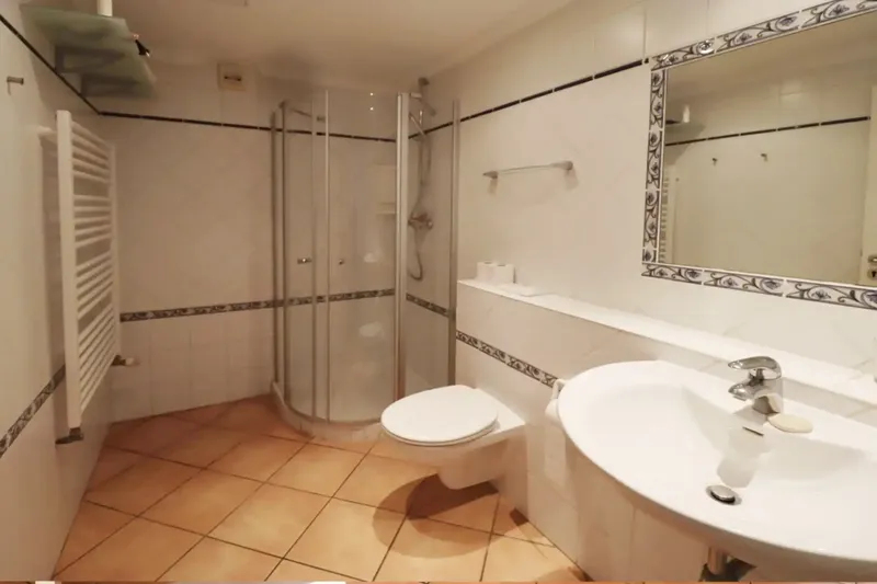 This spacious ground floor apartment is located in a quiet residential area of Peguera in Mallorca. The apartment offers a total of 5 rooms — photo 12