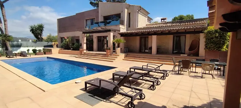 Detached house built with natural stone cladding of 520 m2. Two floors and on a plot of 1,238 m². It has 5 bedrooms — photo 1