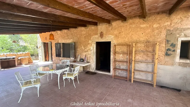 Sumérjase en la paz y el encanto del auténtico estilo de vida mallorquín. Esta singular propiedad rústica, asentada sobre una parcela de 1.1 — photo 7