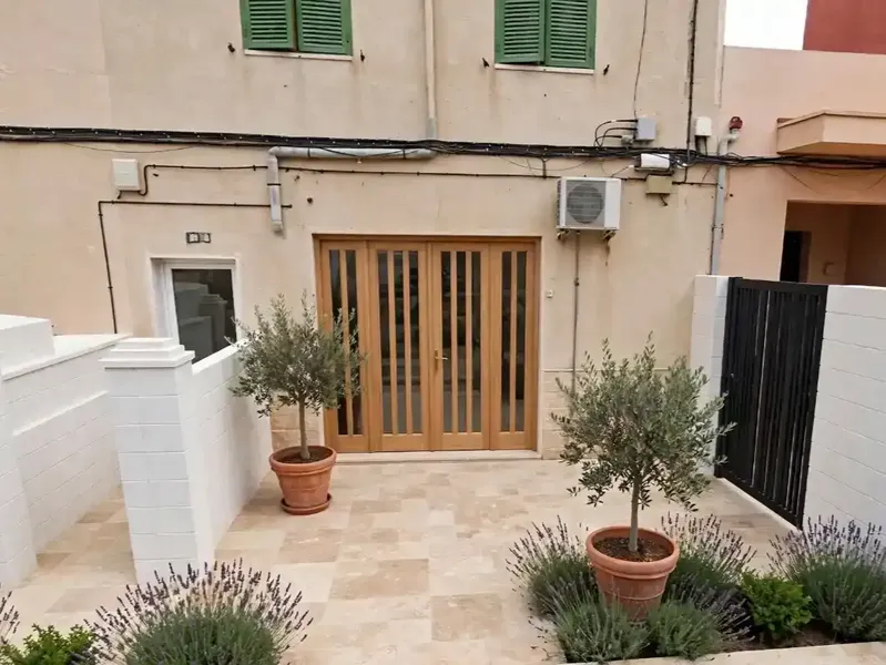 local comercial a pie de calle, de 150m2, entrada con patio propio posibilidad de cerramiento, actualmente esta una carpintería con los perm — photo 2