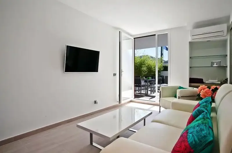 Ground floor apartment for sale in Puerto Andratx, elegantly renovated and located just opposite the prestigious — photo 3