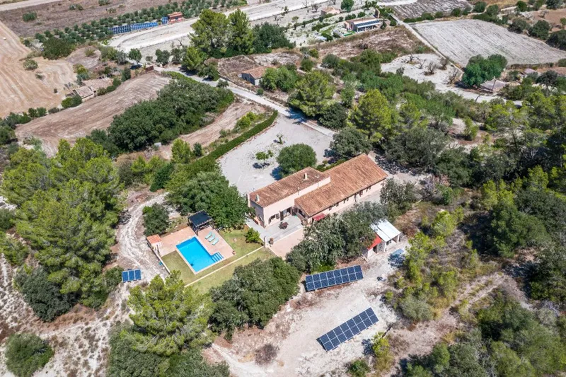 Sineu – Großzügige Finca auf Grundstück mit 16.830 m2 — photo 1