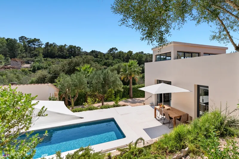 Serenity and boundless views: Three buildings on a hilltop near Montuïri — photo 5