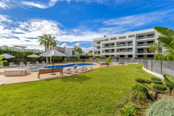 Modern apartment with partial sea views in a well-kept complex in Portocolom — photo 1